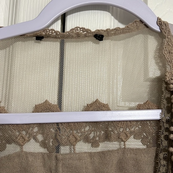 Ladies Women’s Tan and Lace Cardigan Shawl No Brand or Size Tag - Picture 6 of 10